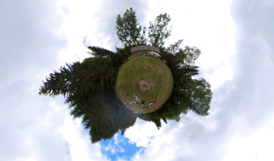 A tábor 360-fokos képen (filmjelenet)
